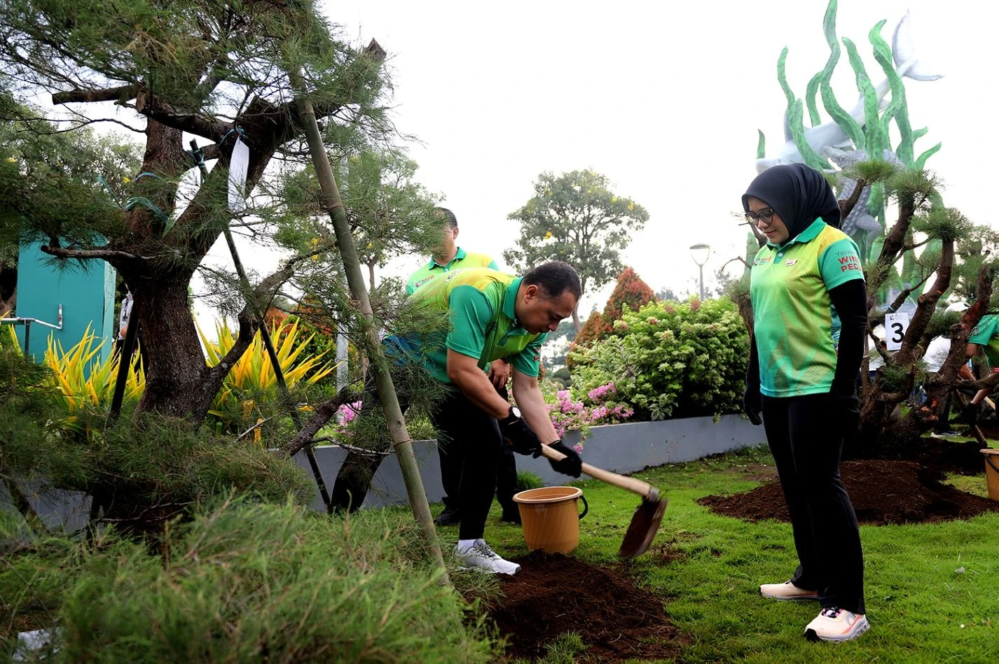Foto kegiatan penanaman pohon bersama masyarakat